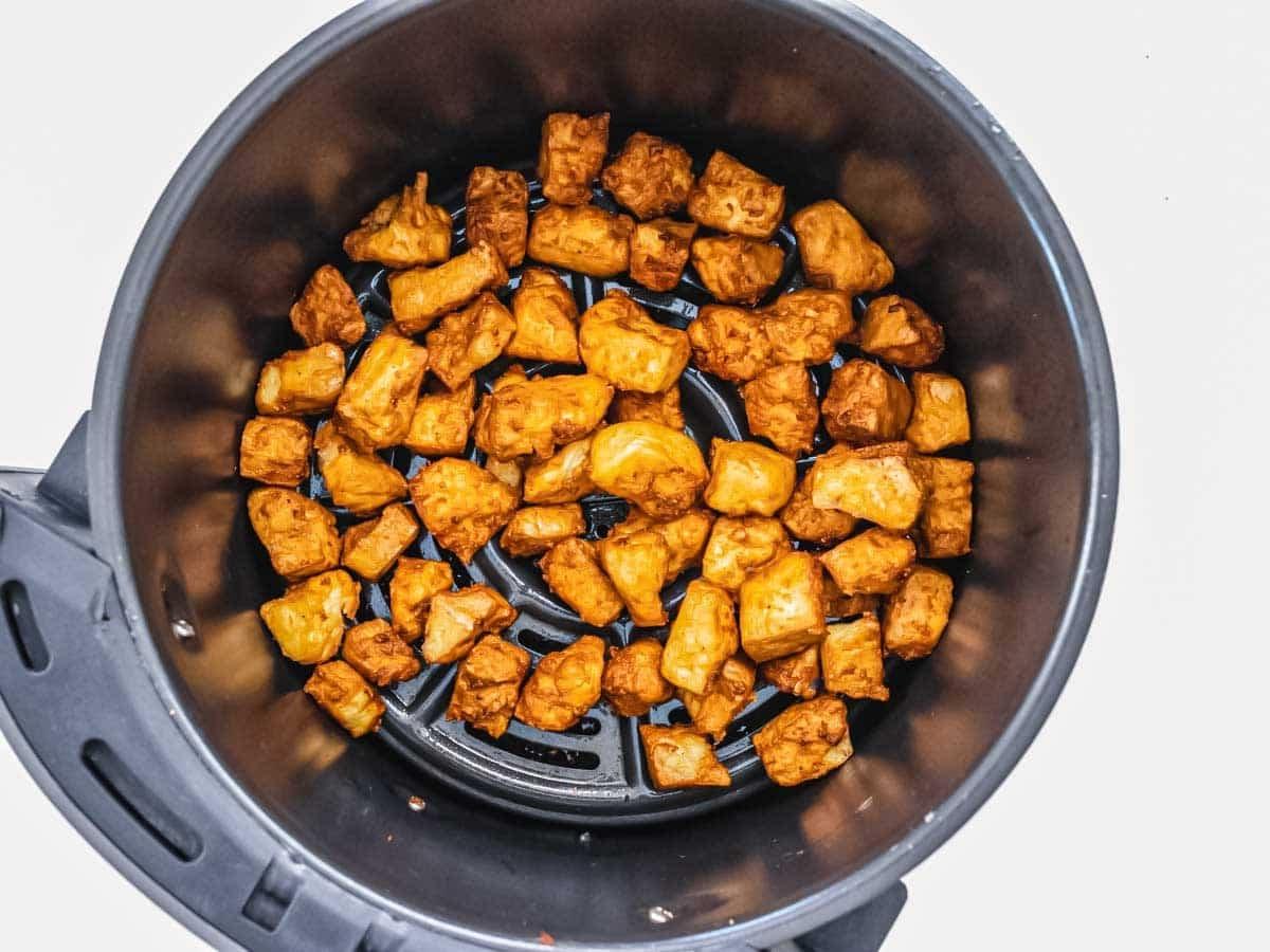 Fertiger Tofu aus der Heißluftfritteuse.