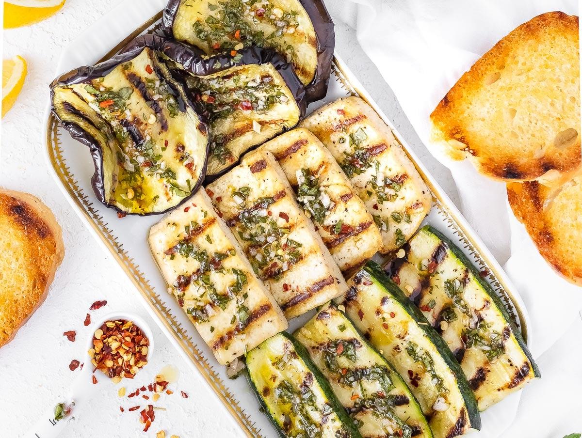 Italienische Salsa Verde auf gegrilltem Gemüse und Tofu