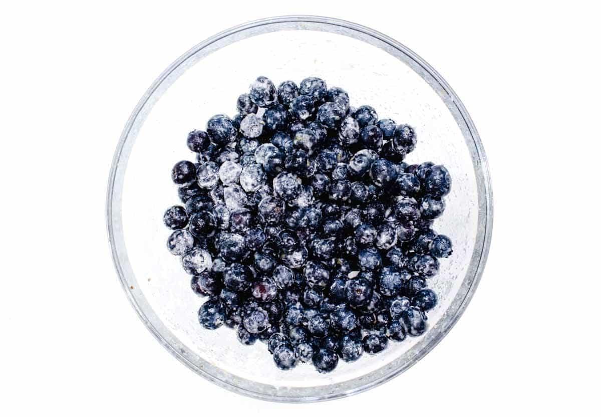 Heidelbeeren mit Zucker in einer Schüssel