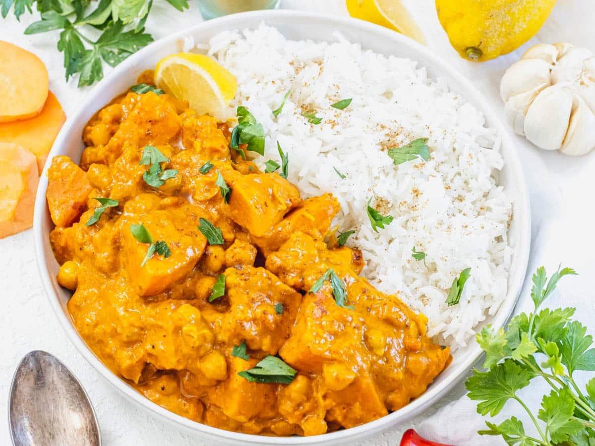 Süßkartoffel-Curry mit Zitronenspalte