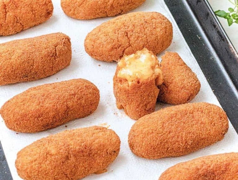 Suppli mit geschmolzenem Mozzarella auf Küchenpapier.
