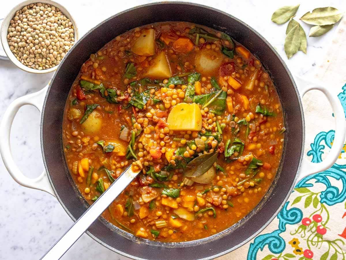 Linsensuppe mit Blattgemüse in einem großen Topf