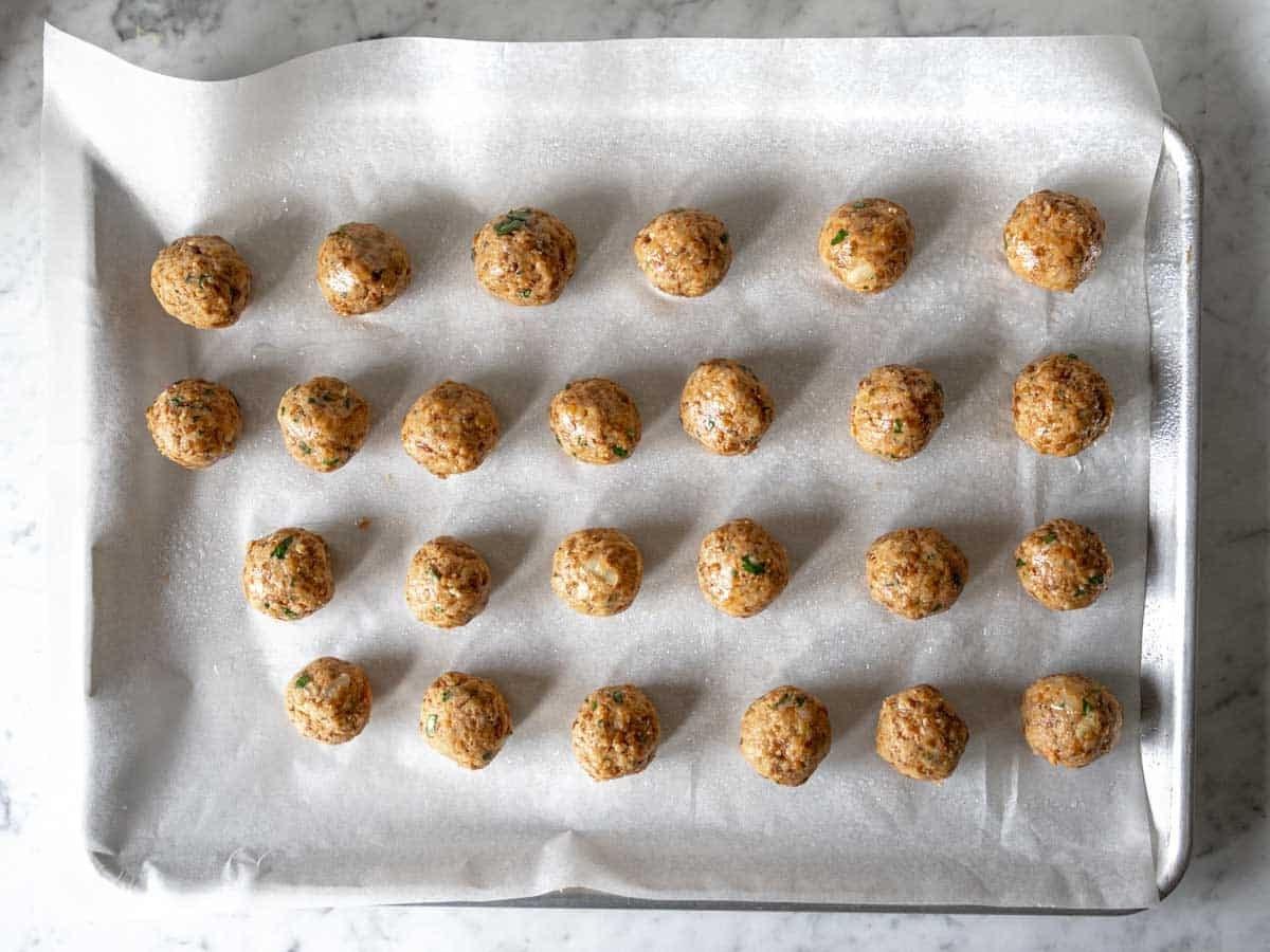 Linsen-Bällchen vor dem Backen mit Olivenöl bestrichen.