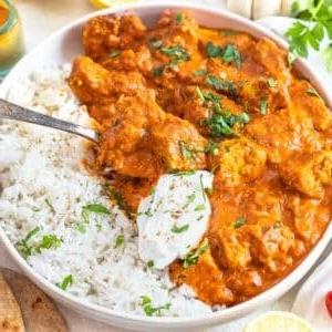 Tofu Tikka Masala mit Reis und Joghurt.
