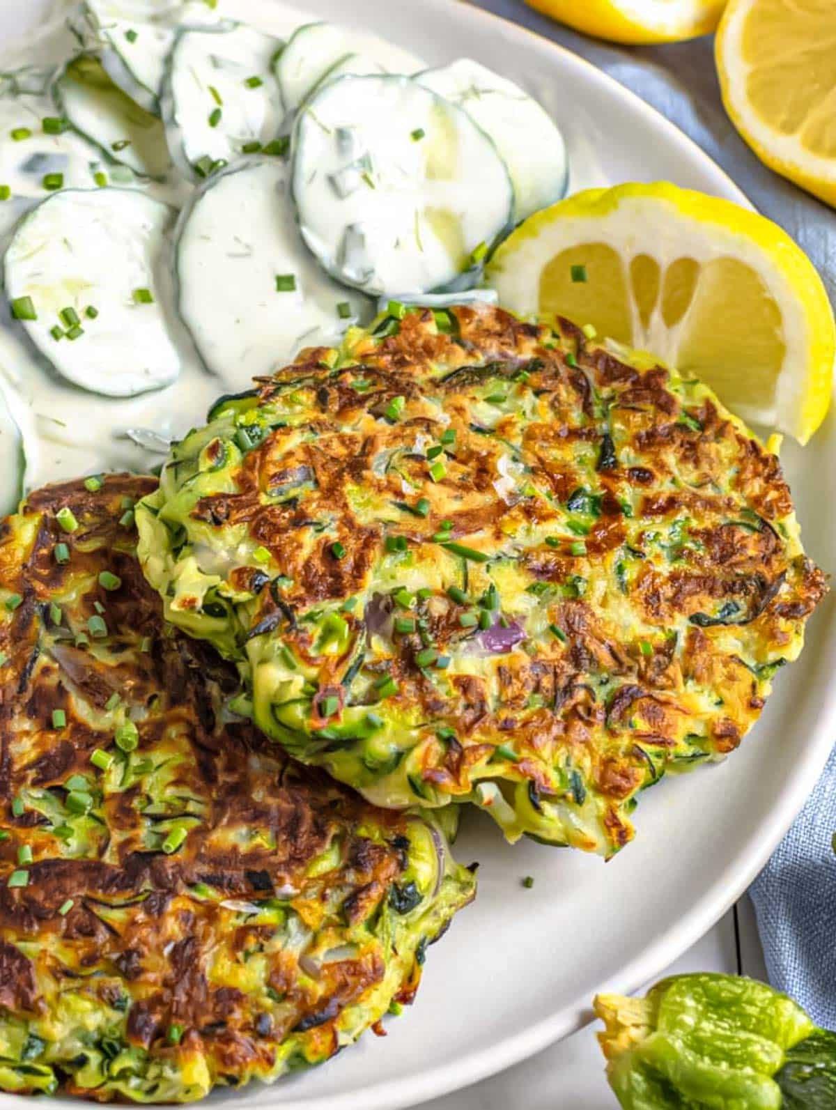Zucchinipuffer mit Gurkensalat.