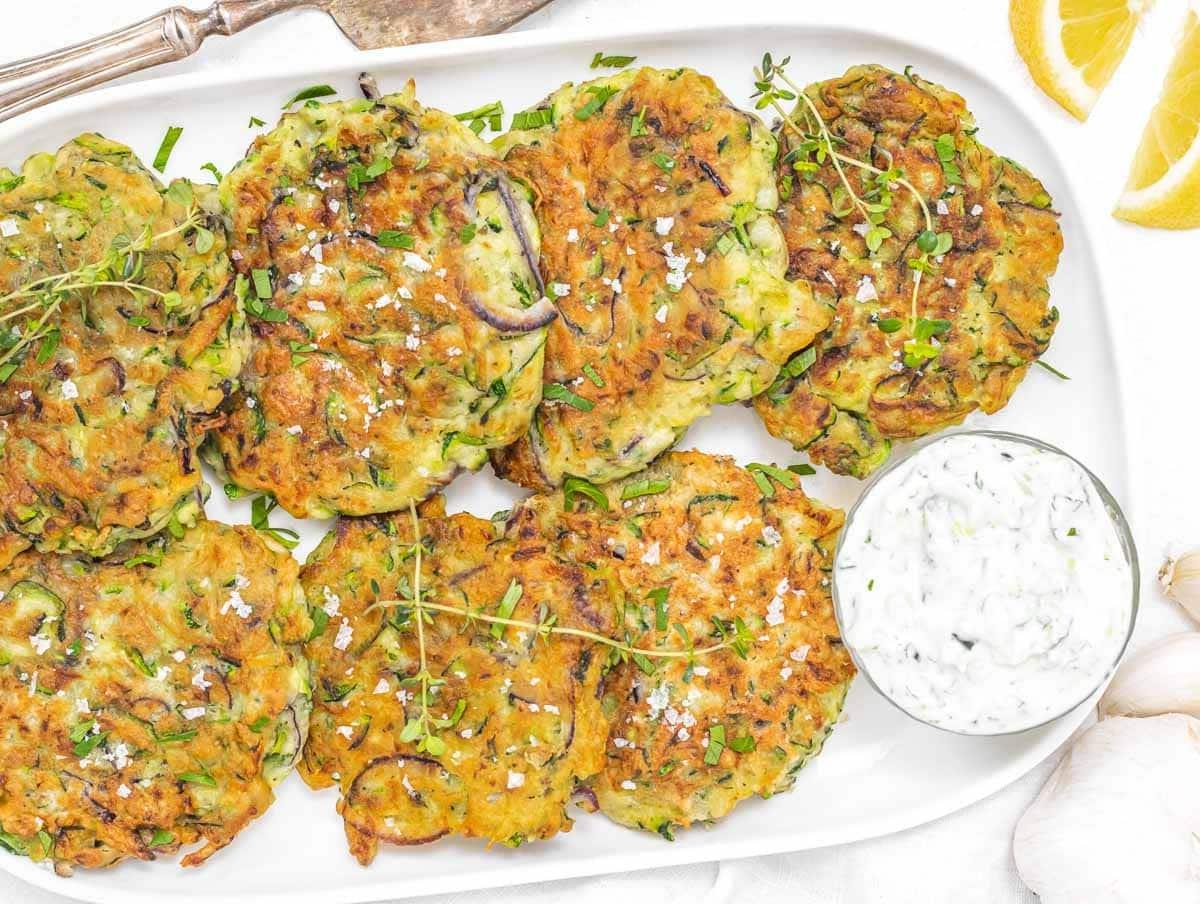 Zucchini-Puffer mit Tzatziki und Zitrone