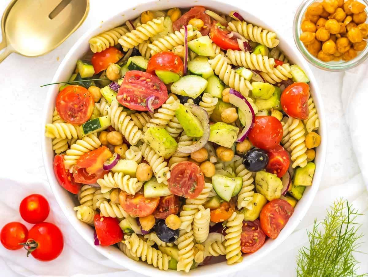 Avocado-Salat mit Nudeln.
