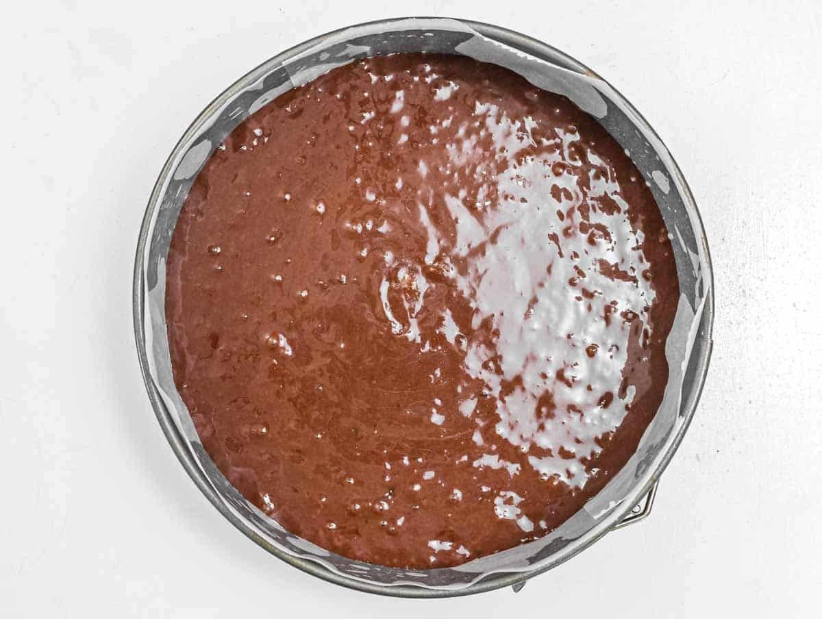 Schokoladenteig in der Kuchenform