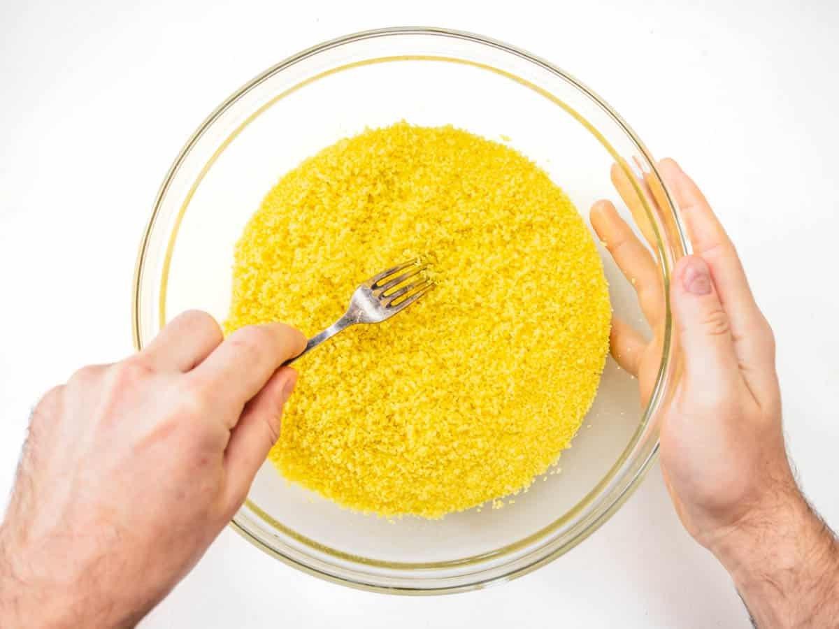 Couscous mit einer Gabel auflockern