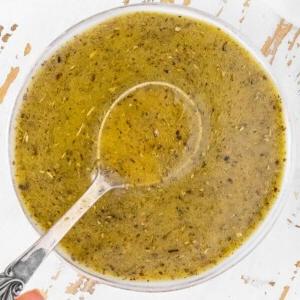 Italienisches Dressing in einer Schüssel