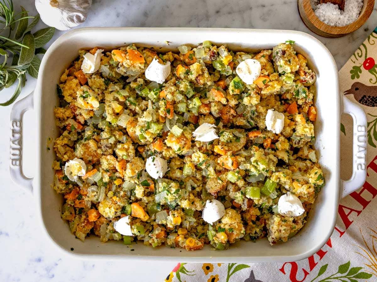 Butterstückchen auf Cornbread Stuffing vor dem Backen