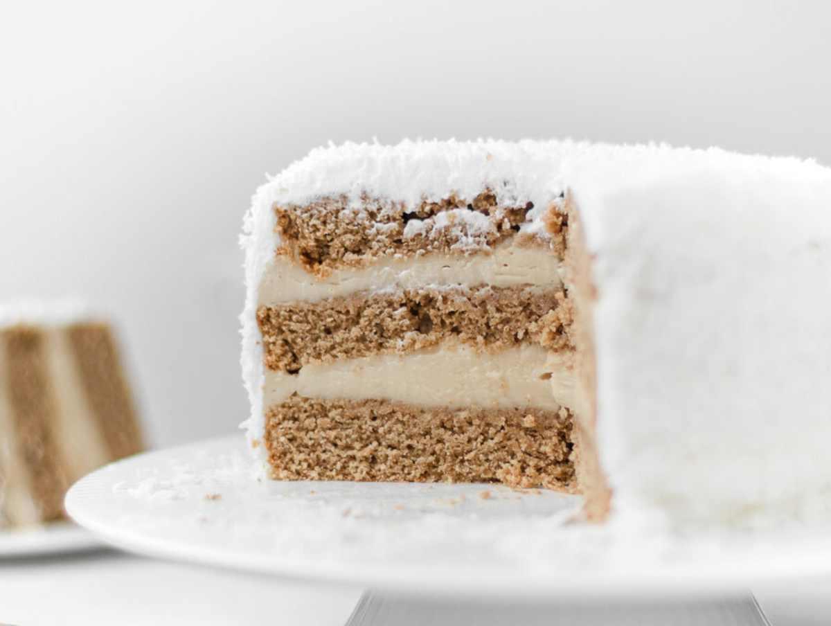 Veganer Kokoskuchen 9 Veganer Kokoskuchen auf einer eleganten Tortenplatte