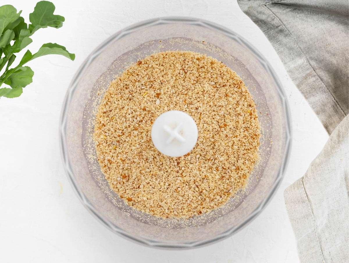 Gemixte Nüsse in einer Küchenmaschine