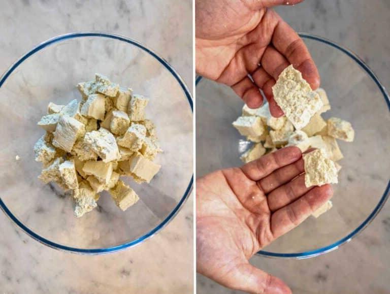 Tofu in mundgerechte Stücke schneiden oder zerreißen