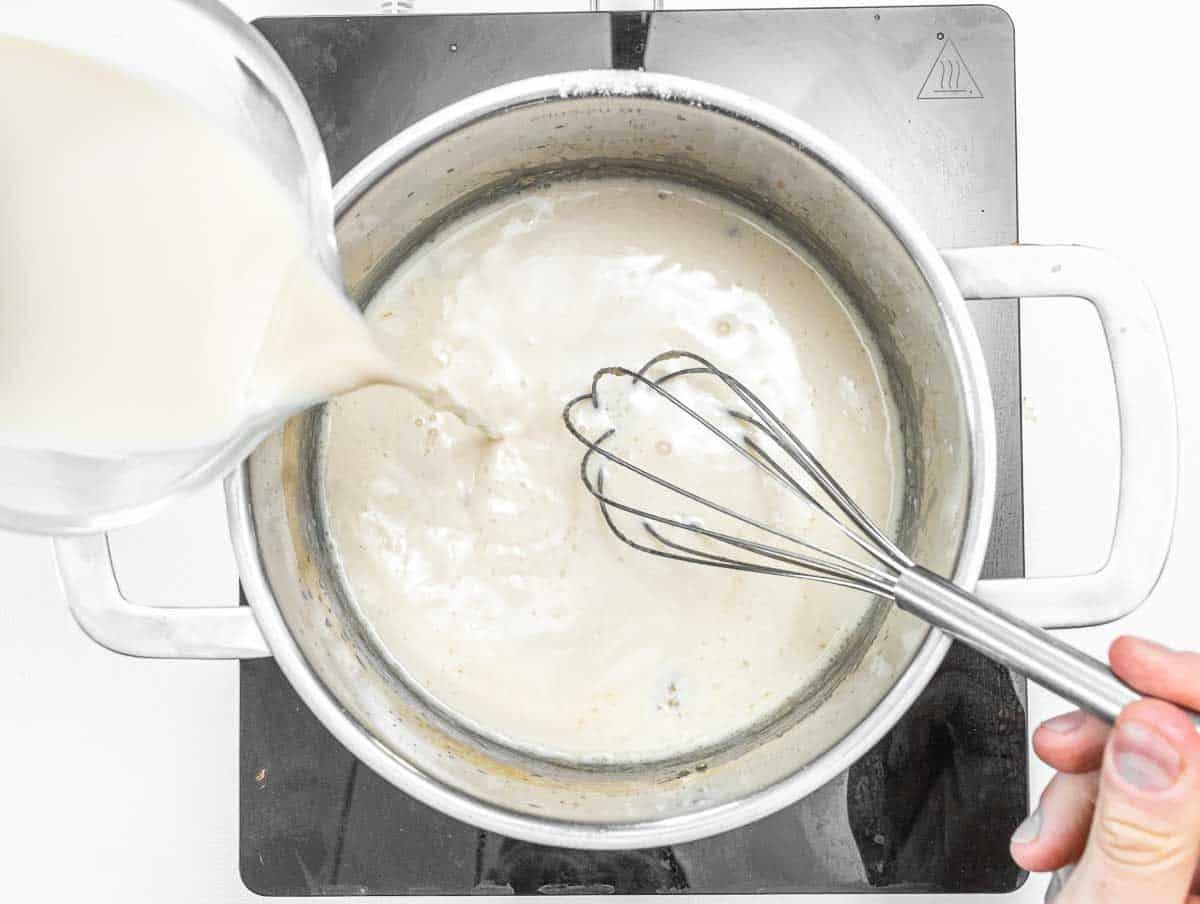 Milch für Béchamelsauce in einem Topf