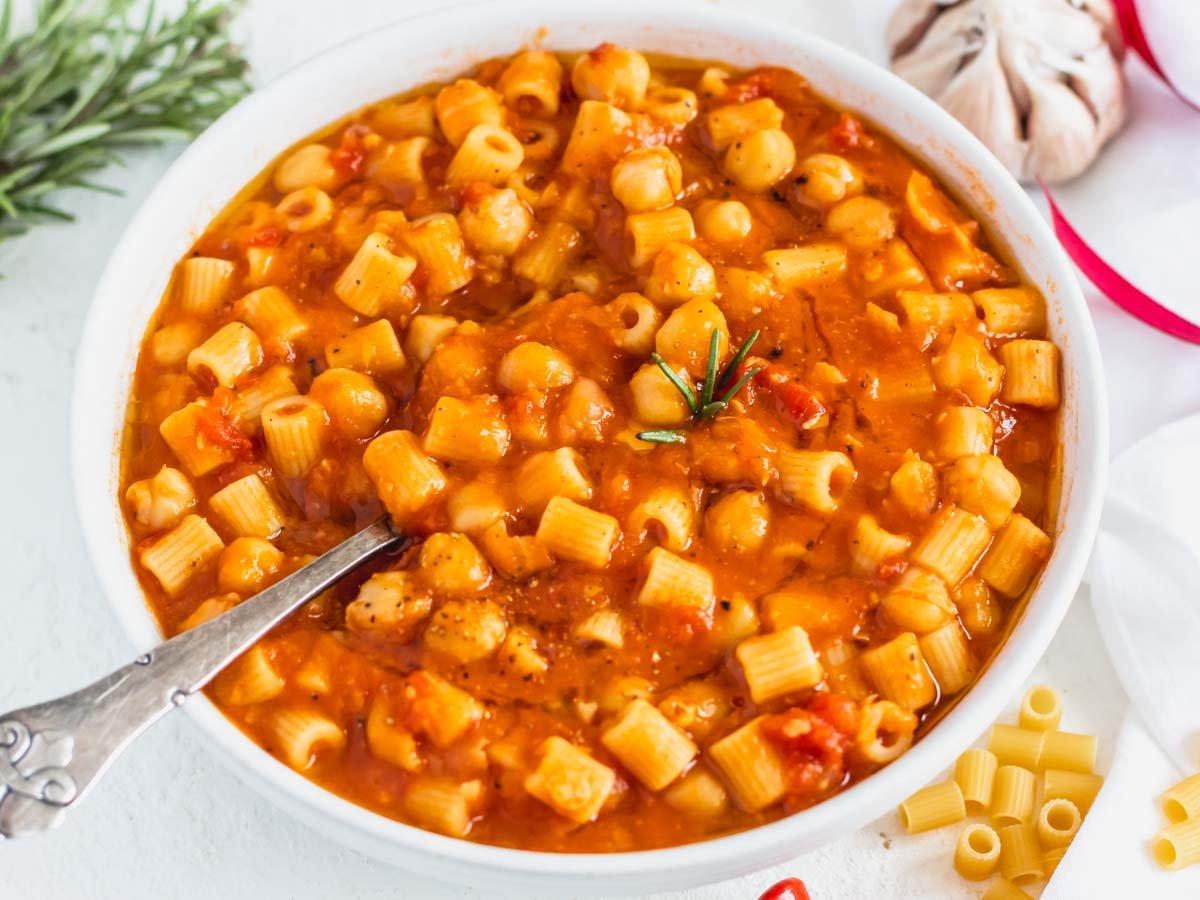 Pasta e Ceci (Nudeln mit Kichererbsen) 9 Pasta e Ceci mit silbernem Löffel und Rosmarin an der Seite