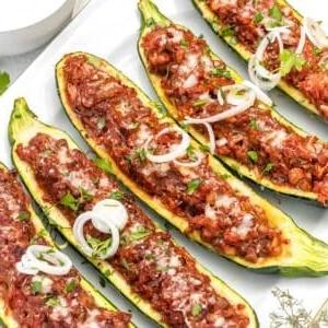 Zucchini-Boote 9 Zucchiniboote mit Linsenfüllung.