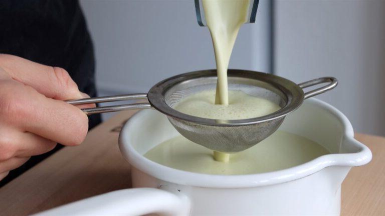 Maisstärke in der kalten Pistazienmilch verrühren
