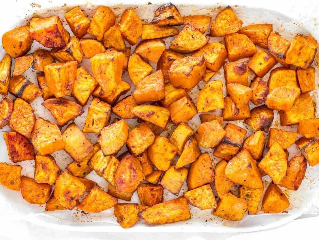 geröstete Süßkartoffeln auf einer Servierplatte