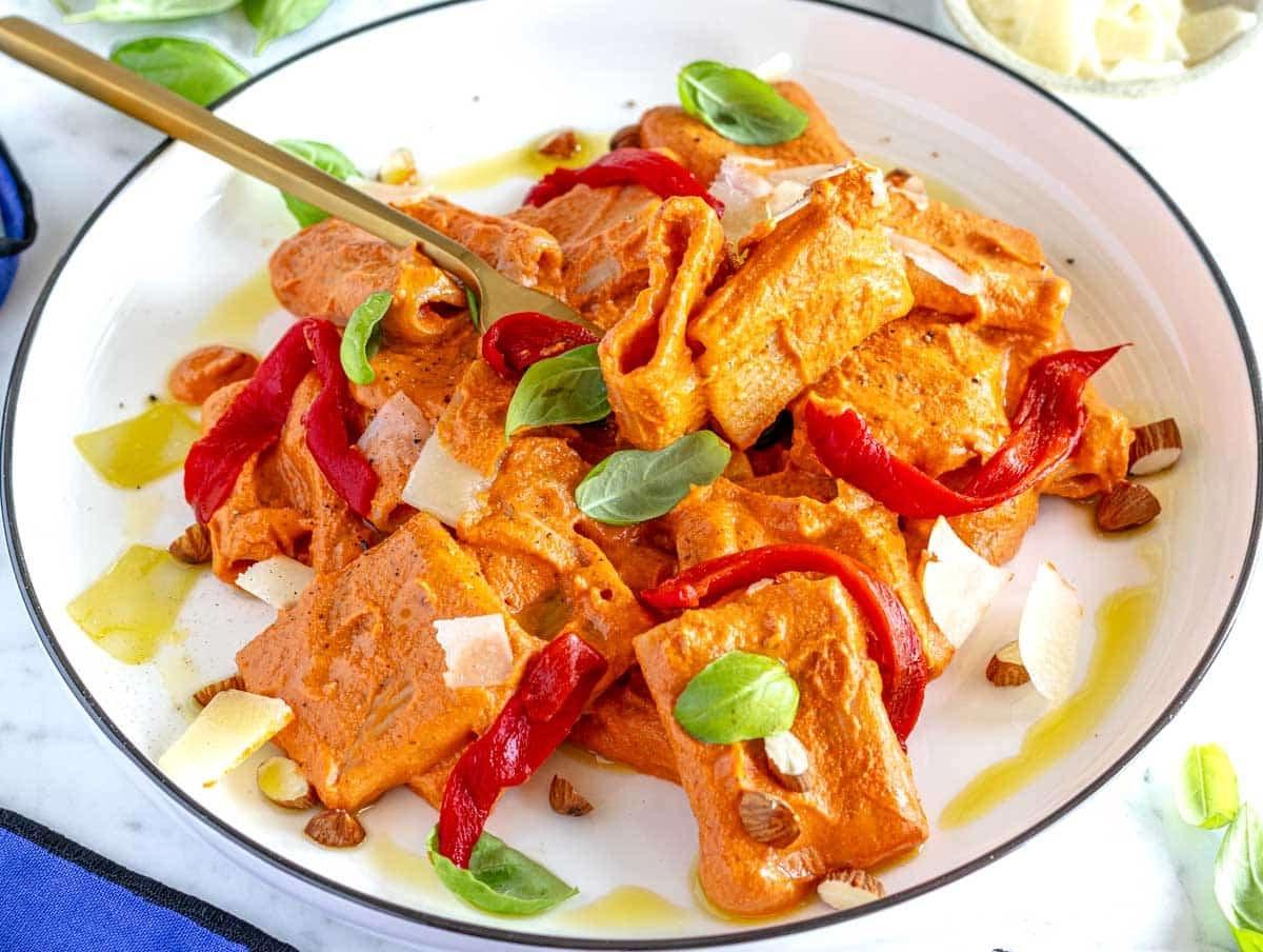 Geröstete Paprika-Pasta, belegt mit gerösteten Paprika.