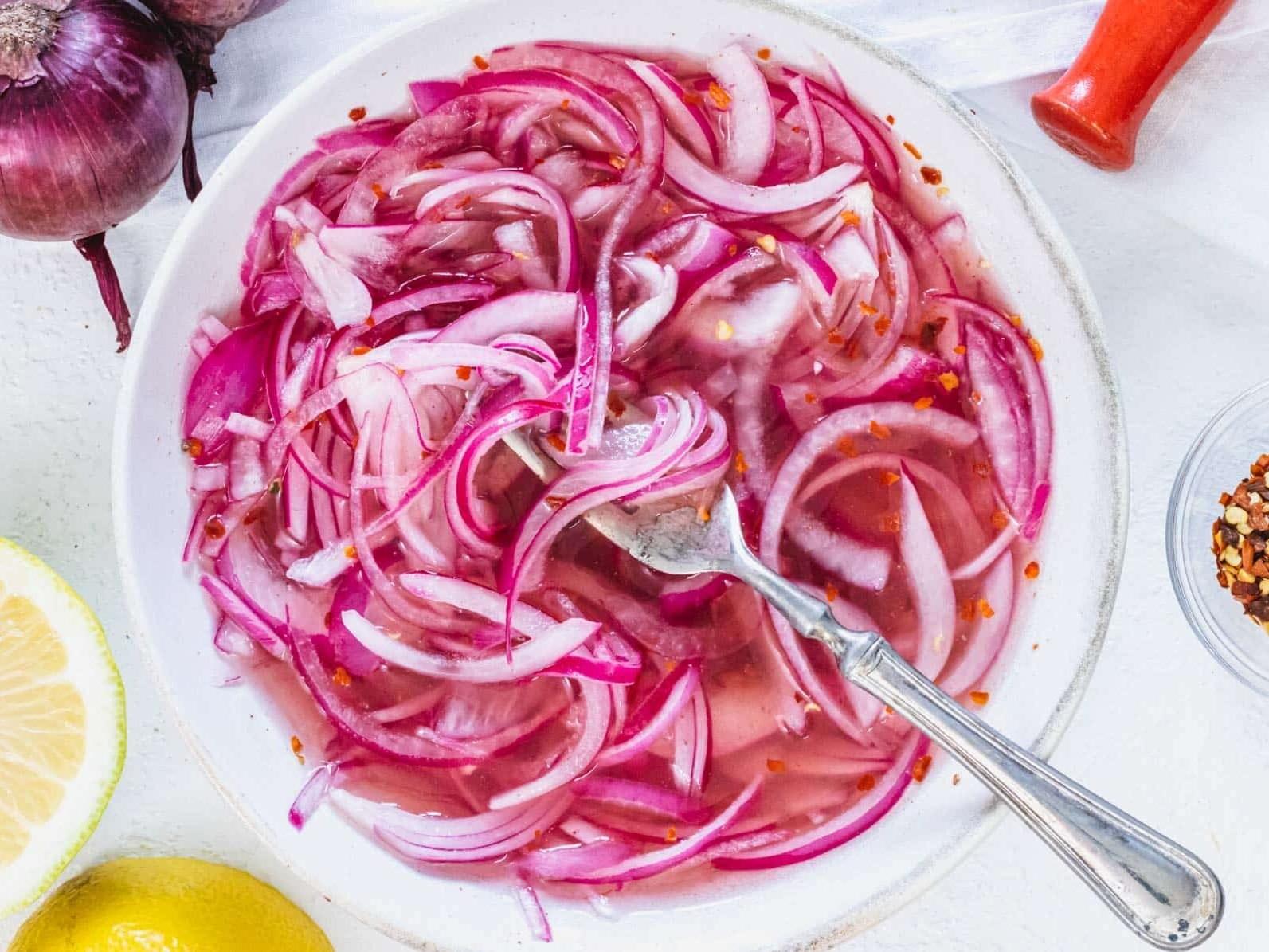 Eingelegte rote Zwiebeln mit Gabel