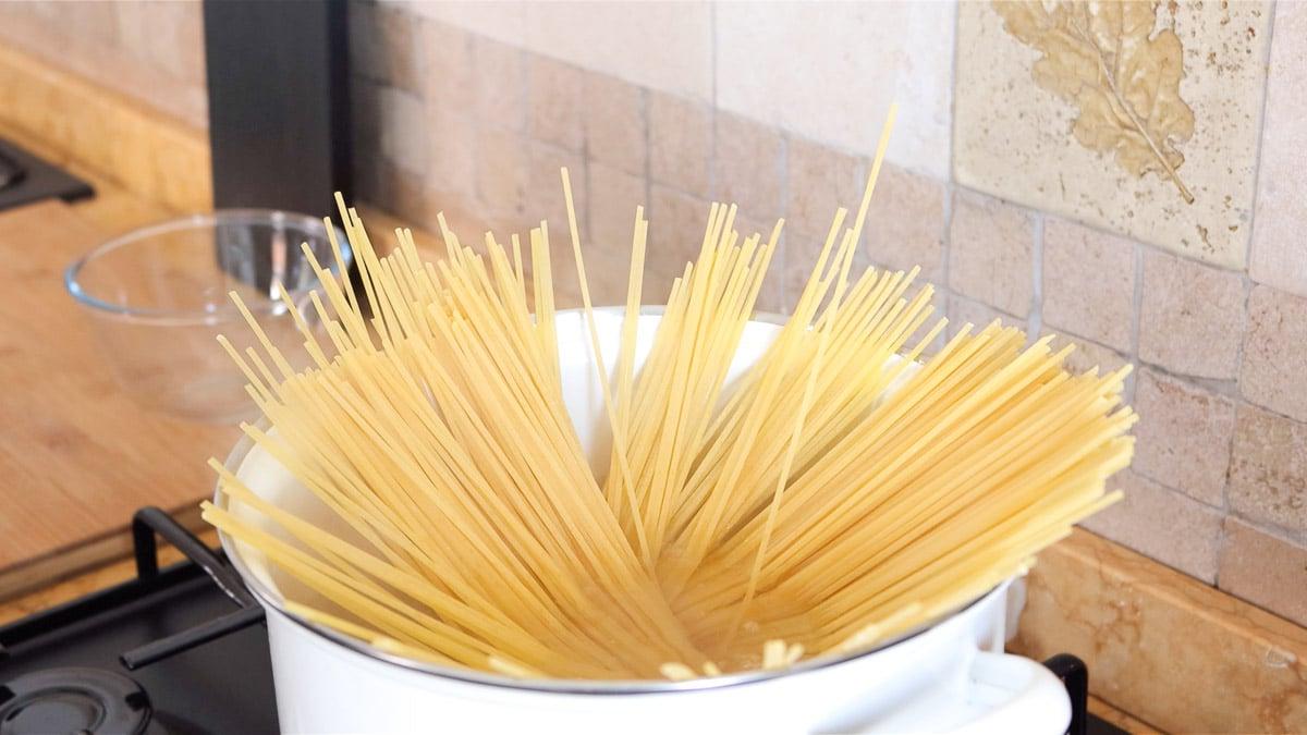 Pasta kochen in gesalzenem kochendem Wasser