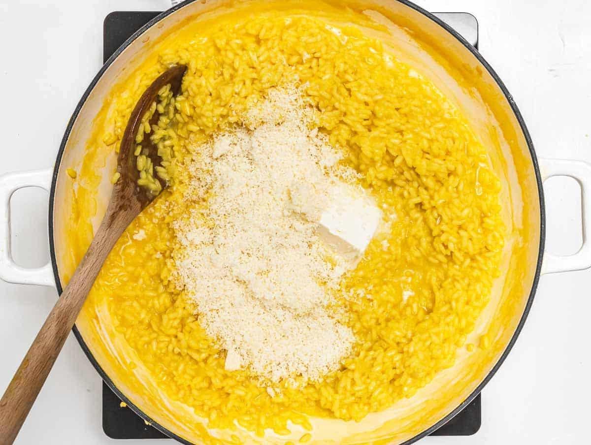 Butter und Käse im Risotto