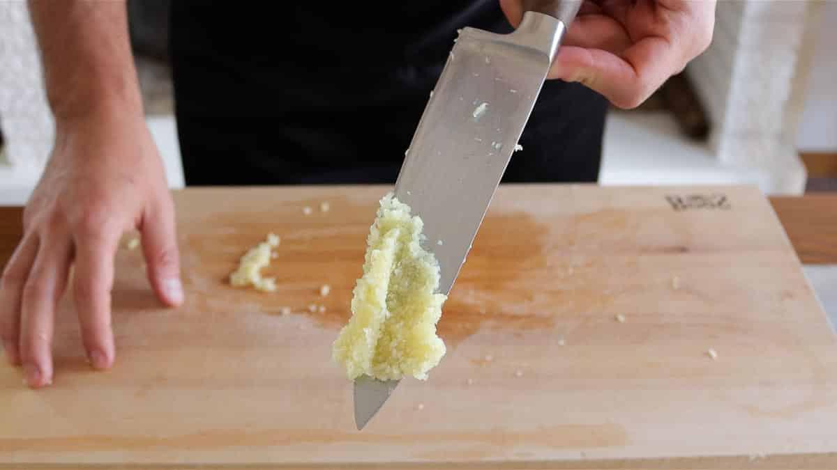 Knoblauch hacken und Knoblauchpaste herstellen 8 Fertige Knoblauchpaste