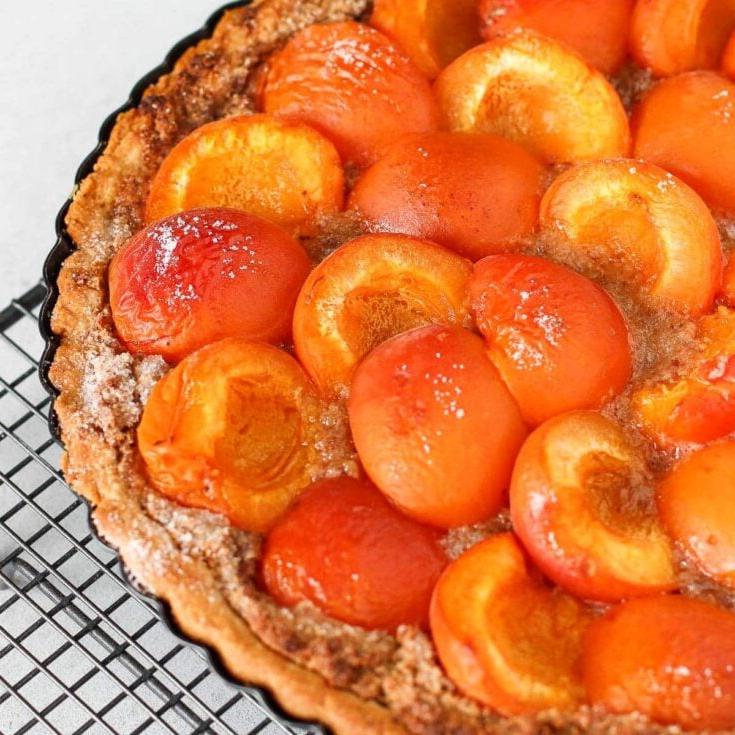 Aprikosentarte mit Frangipane und Aprikosenhälften.