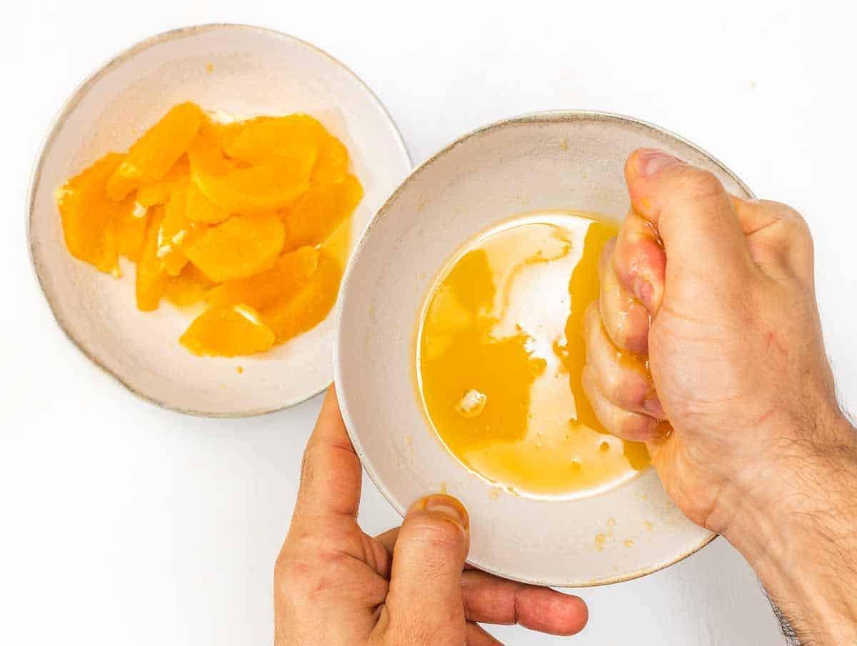 Orange auspressen, um Saft zu gewinnen