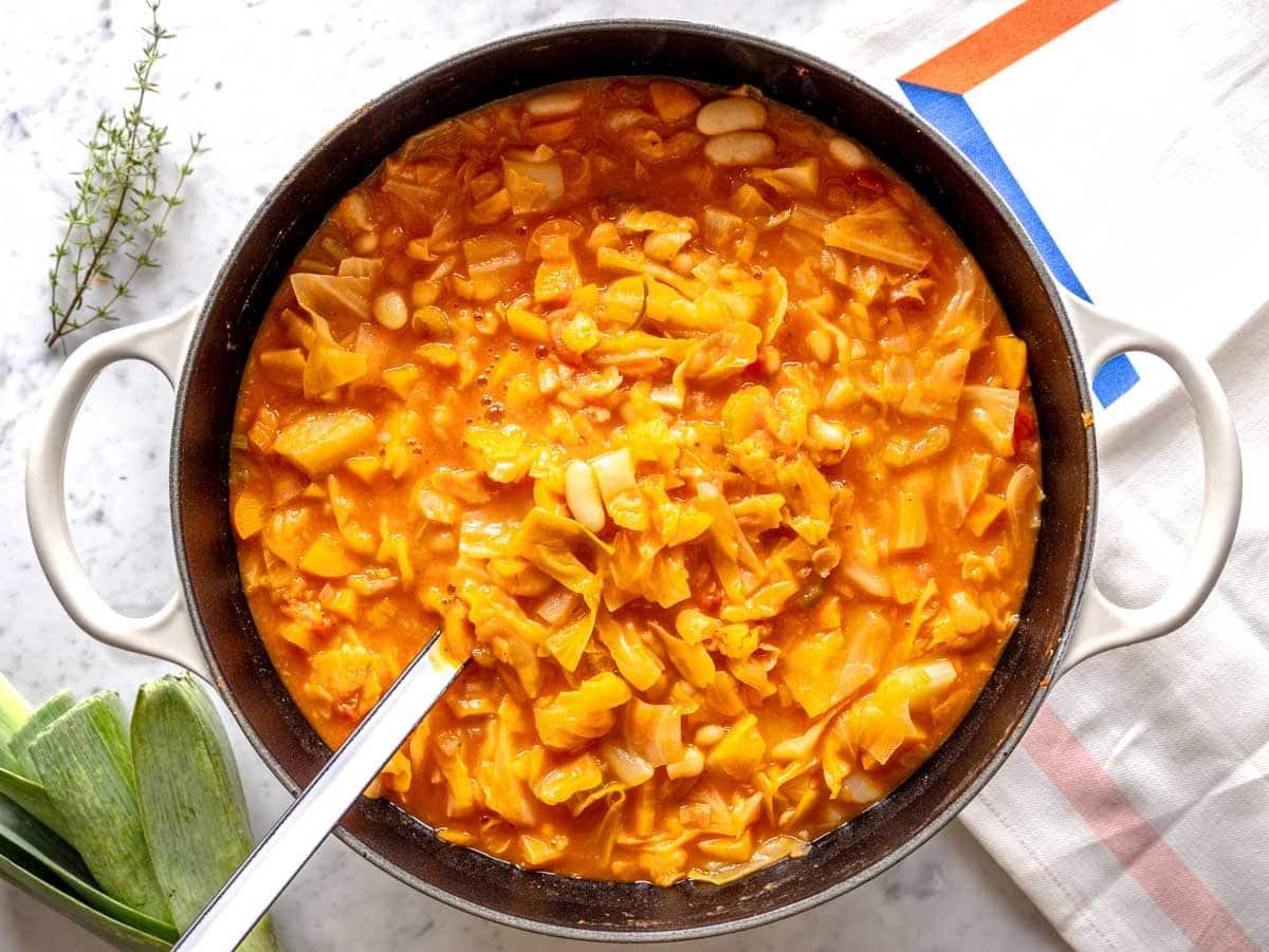 Kohlsuppe in einem großen Topf