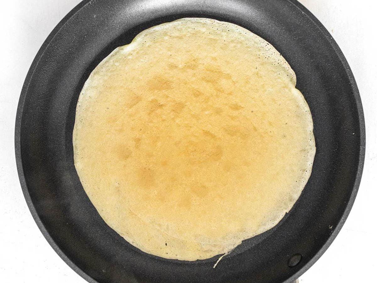 Gebackener veganer Crêpe in einer Pfanne