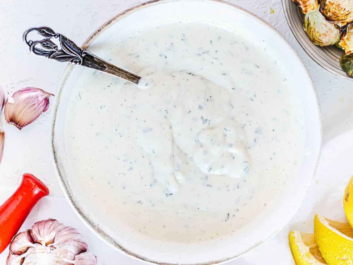 Veganes Ranch Dressing in einer Schale mit Löffel