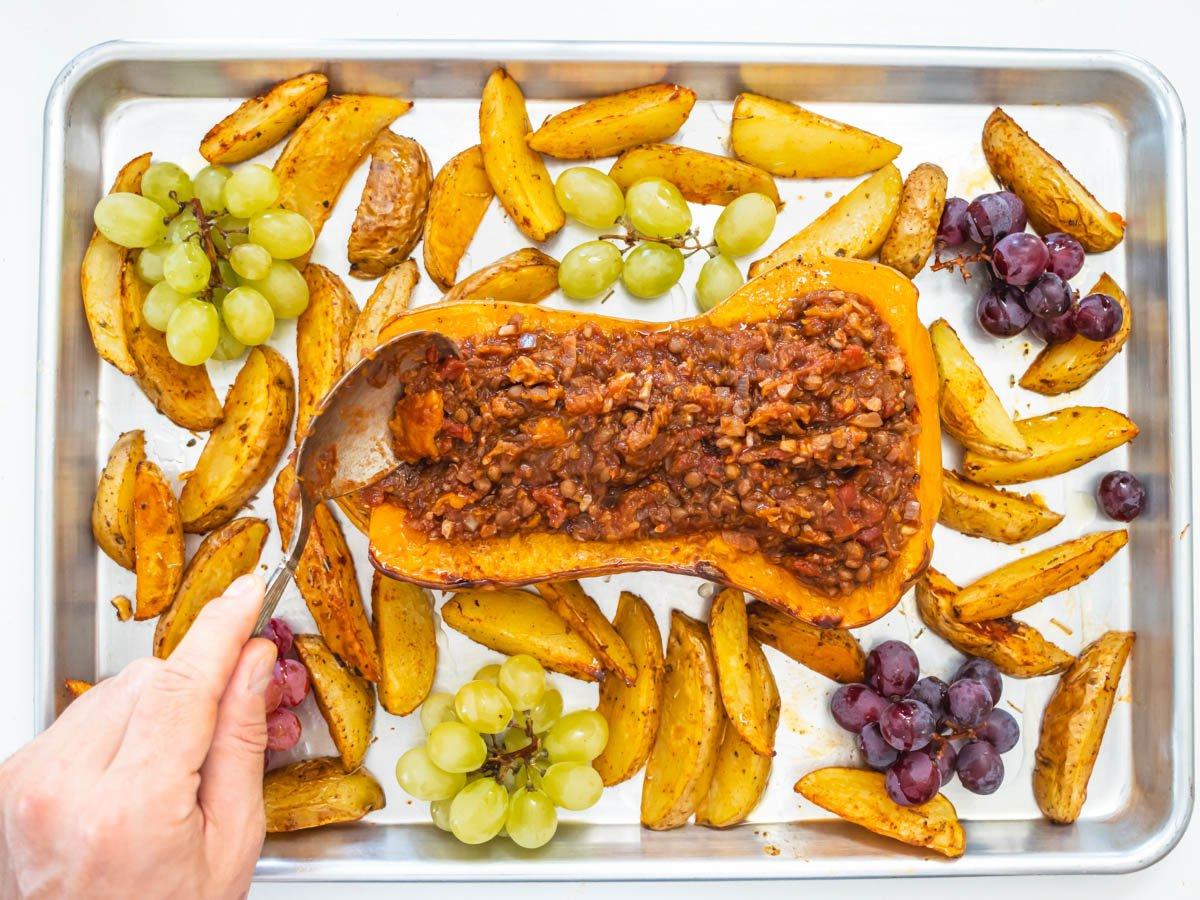 halbierter Butternut-Kürbis mit Linsen-Walnuss-Füllung vor dem Backen
