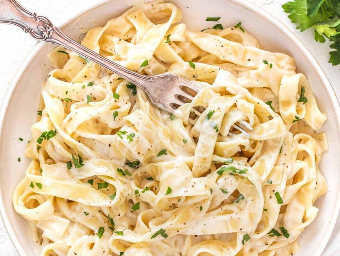 Blumenkohl Alfredo Soße ohne schwere Sahne mit einer silbernen Gabel – ein einfaches, schnelles und leckeres Gericht.
