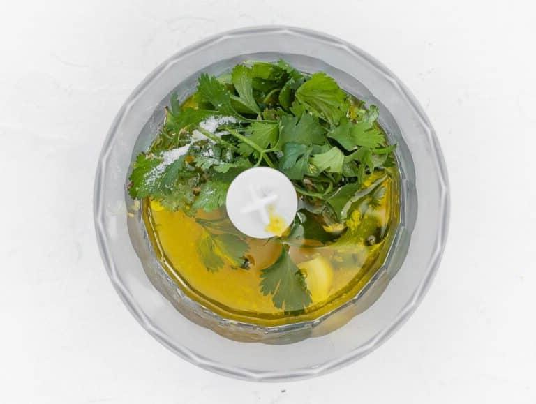 Alle Zutaten für Koriander-Limetten-Dressing in einem Mixer