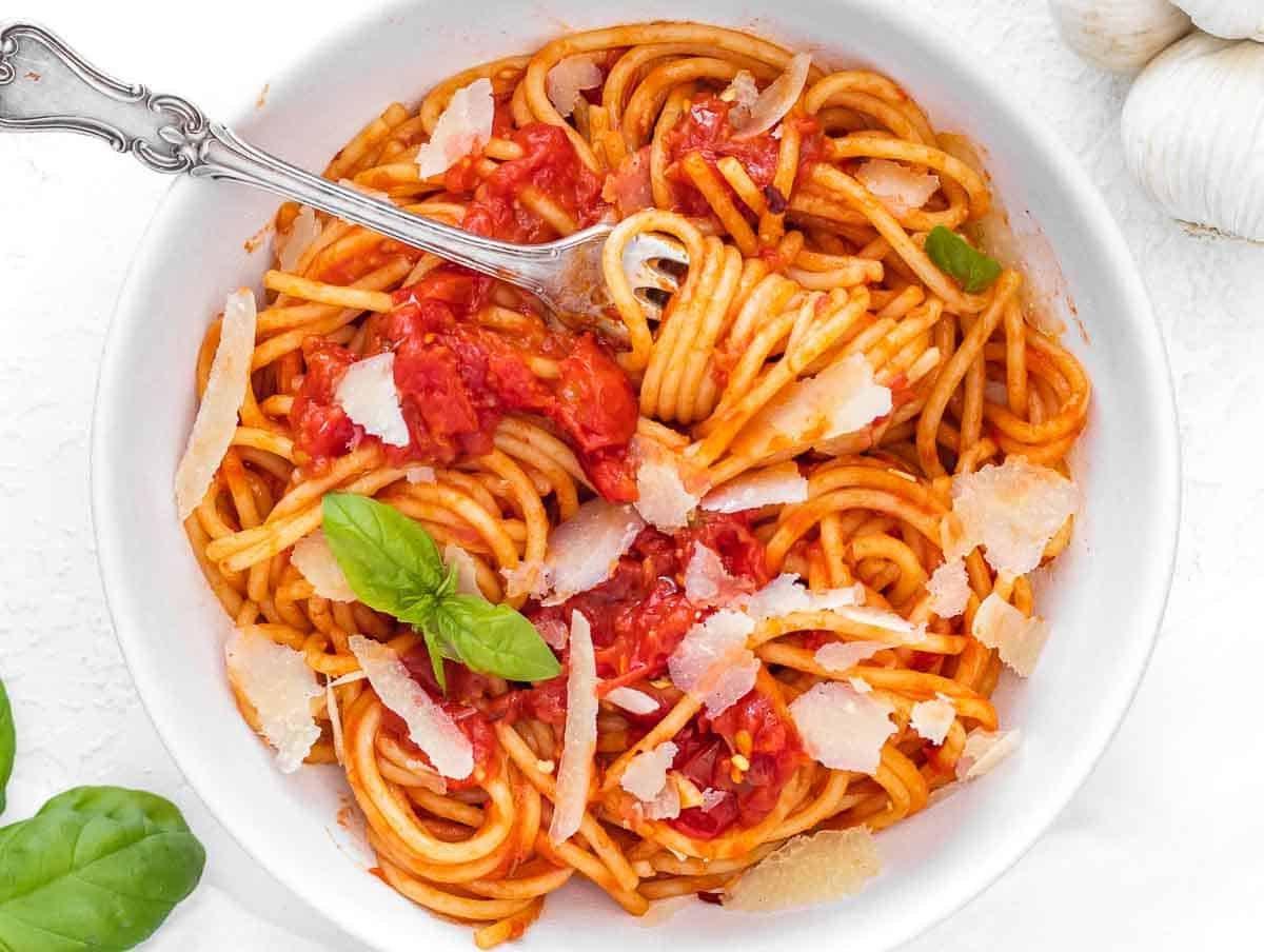 Tomaten-Basilikum-Pasta oder Spaghetti al Pomodoro mit geriebenem Parmesan