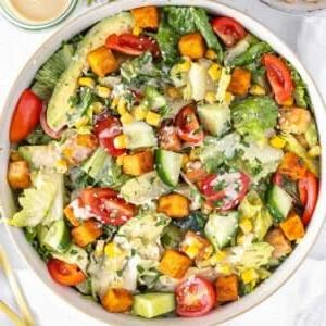 Tofusalat mit Tahini-Dressing in einer Bowl angerichtet.