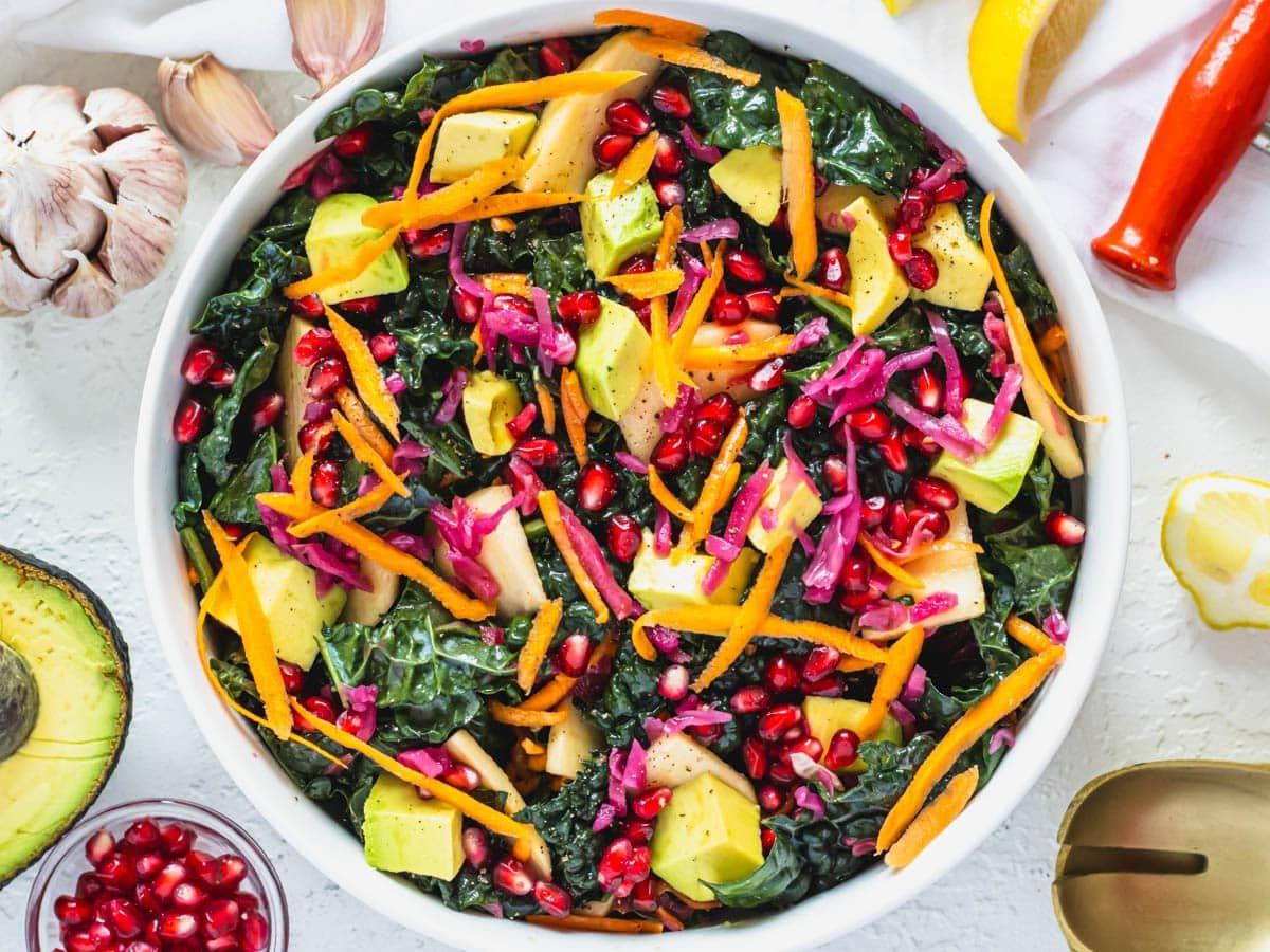 Grünkohlsalat Rezept mit geraspeltem Karotte und Avocado