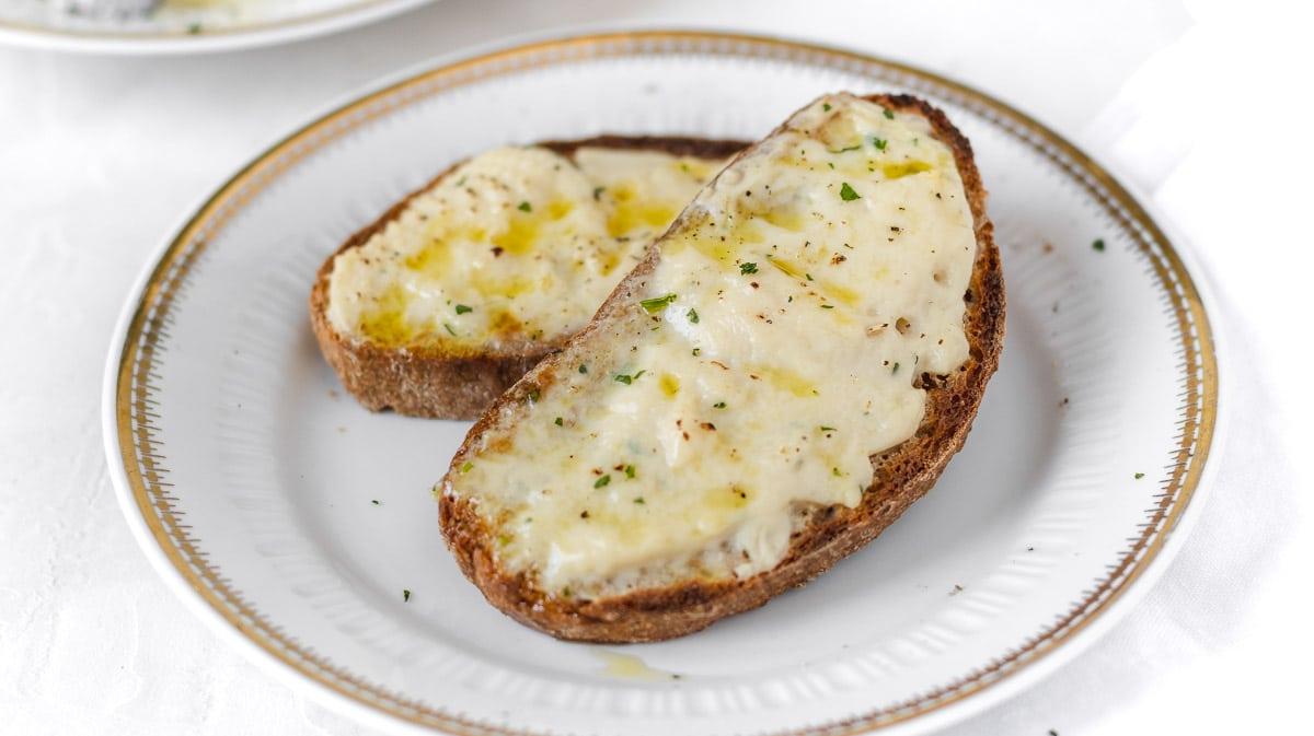 veganer Käse auf Brot