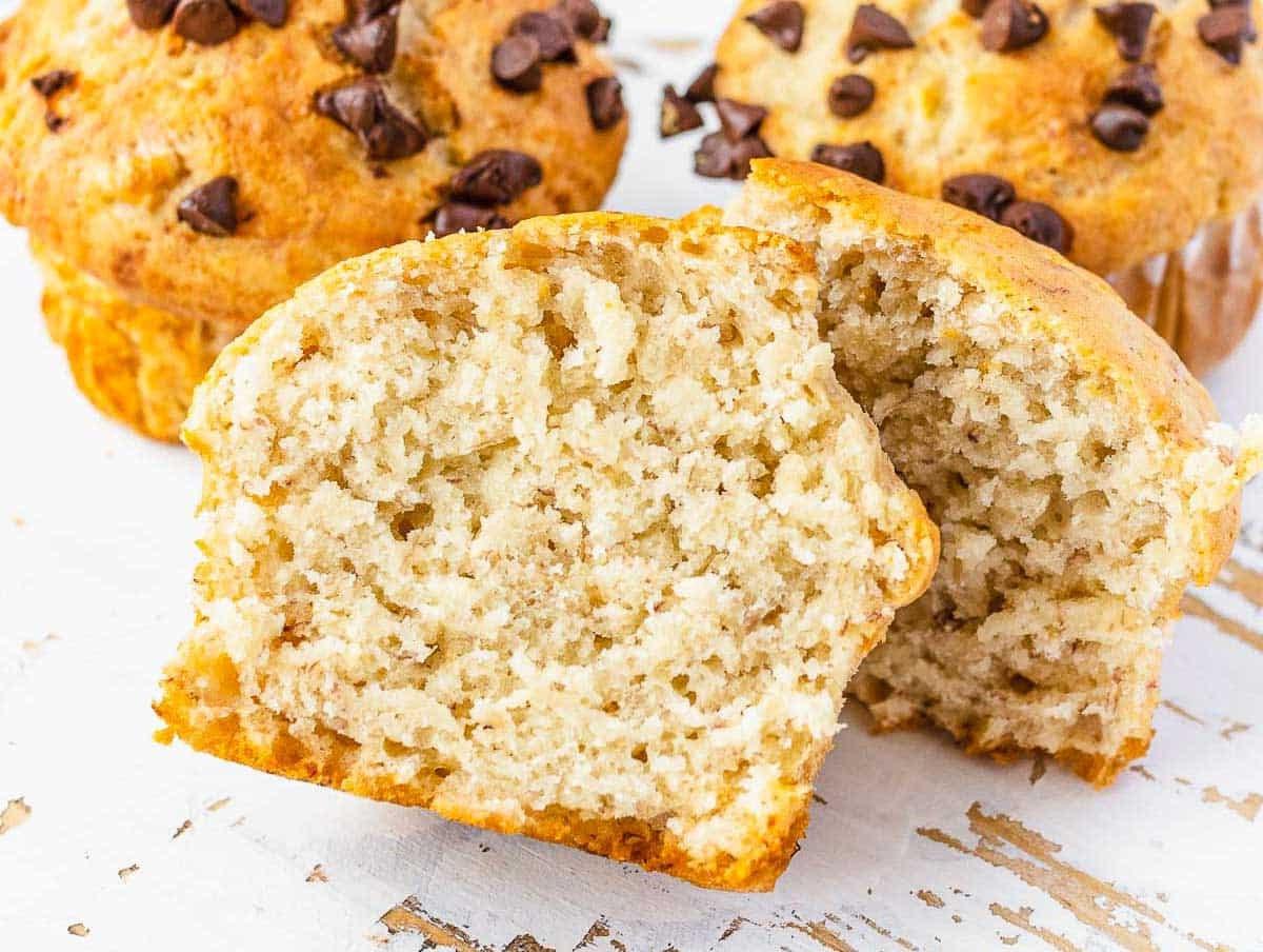 Veganer Bananenmuffin halbiert mit Krume