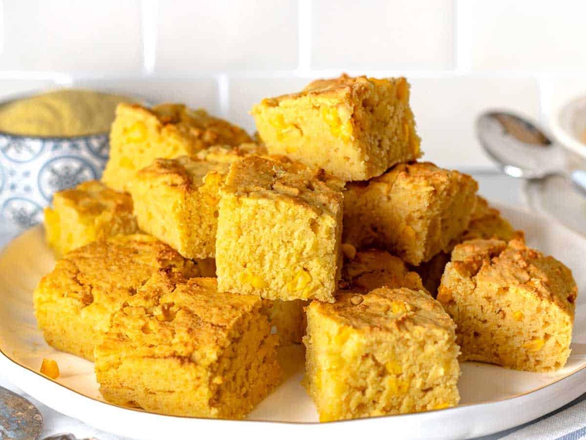 Veganes Maisbrot auf einem weißen Teller mit Maiskörnern