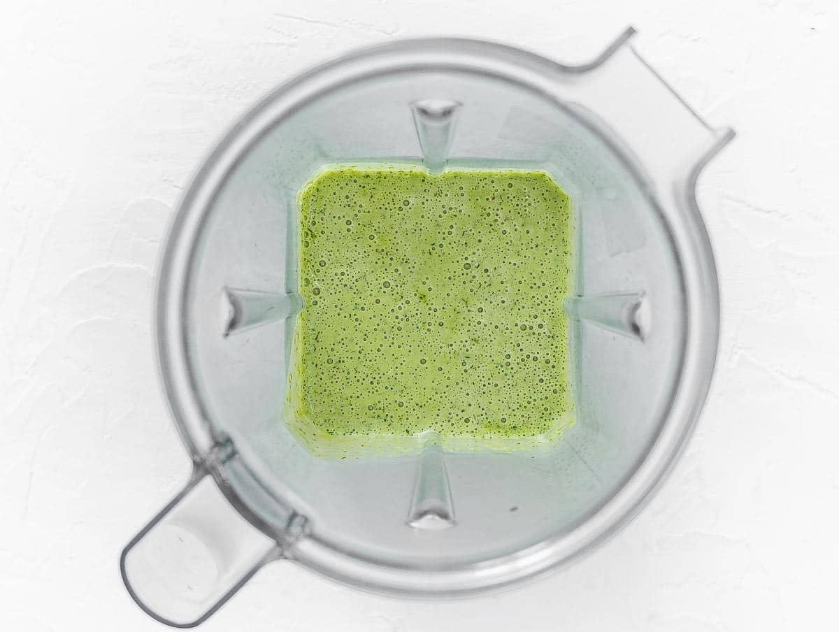 Veganes Grünes Göttinnen Dressing im Mixer, fertig püriert