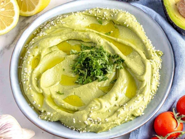Fertiger Avocado-Aufstrich, garniert und servierfertig.