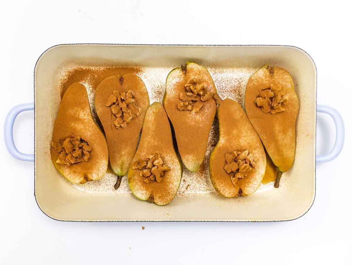 Walnüsse, Ahornsirup und Zimt in den Birnen