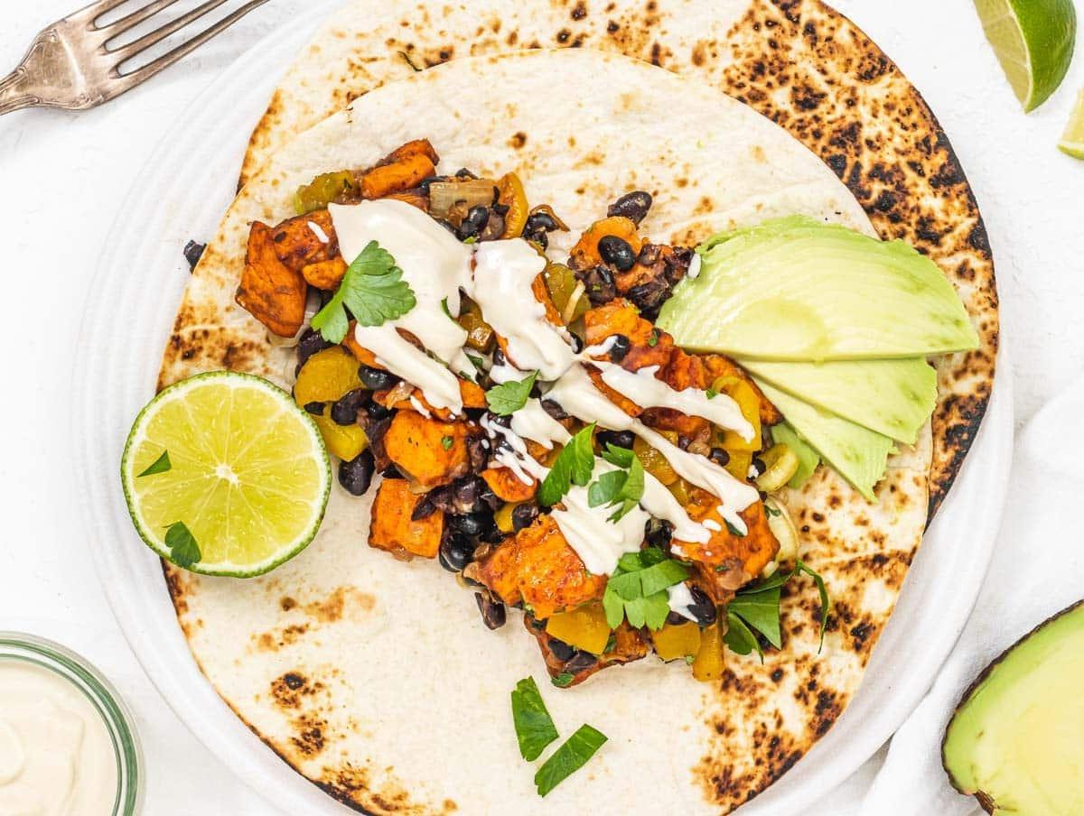 25 Avocado Rezepte 9 Süßkartoffel-Hash auf Tortilla
