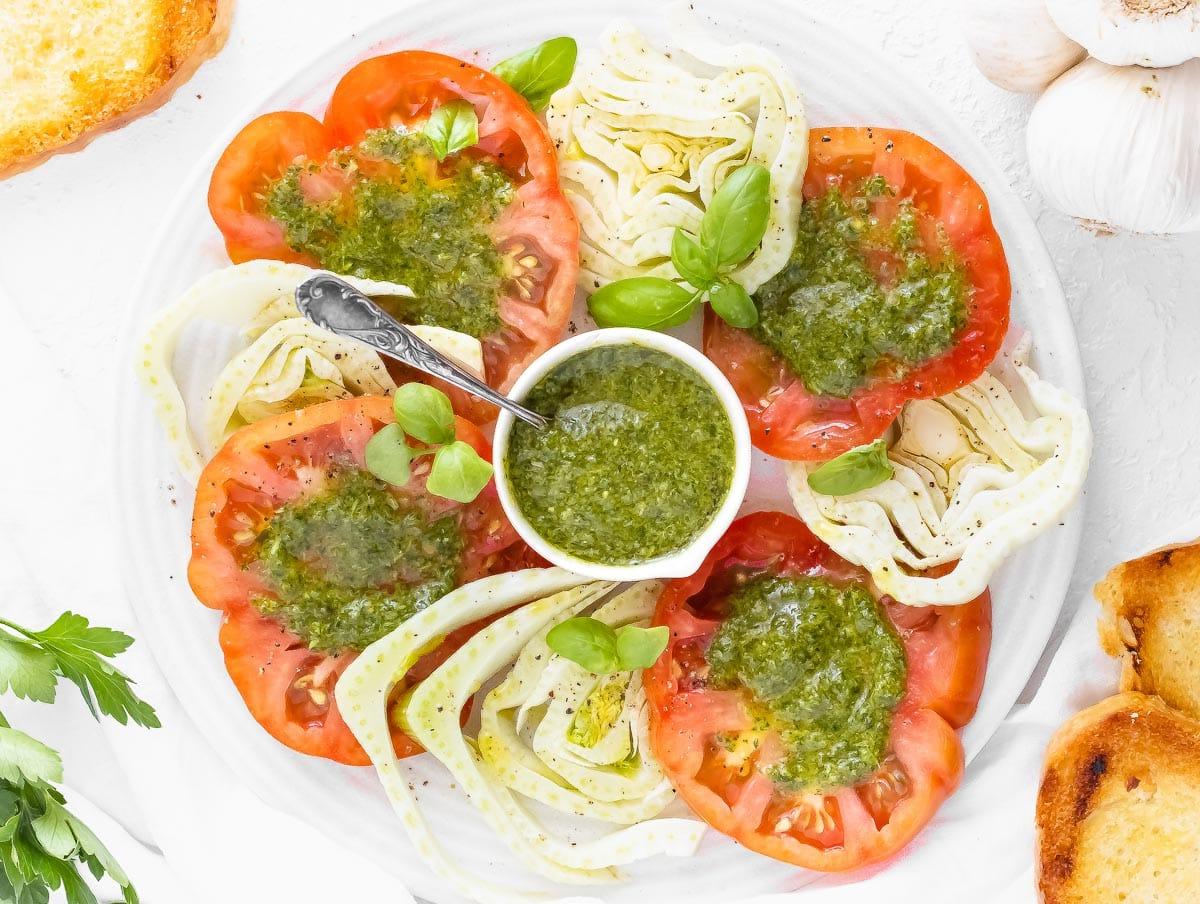 Tomaten-Fenchel-Salat mit Salsa Verde
