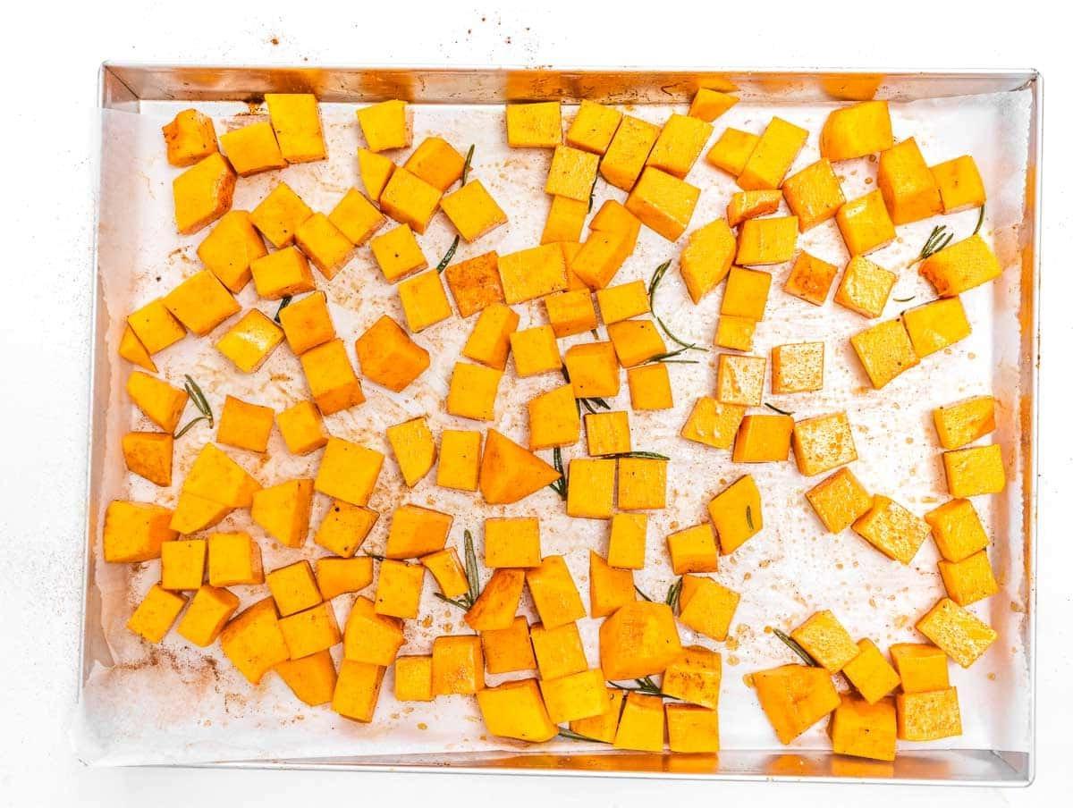 Kürbiswürfel auf einem Backblech