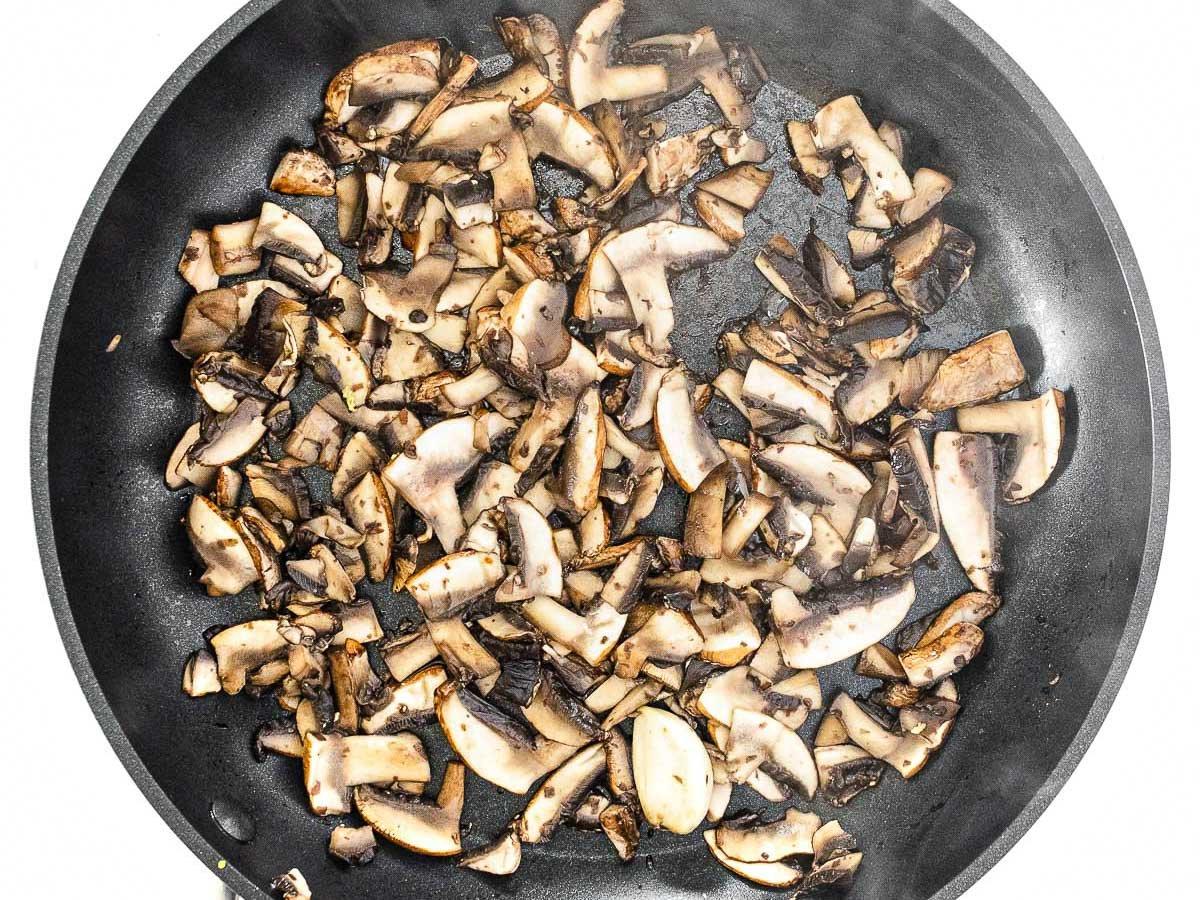 Pilze in einer Pfanne kochen