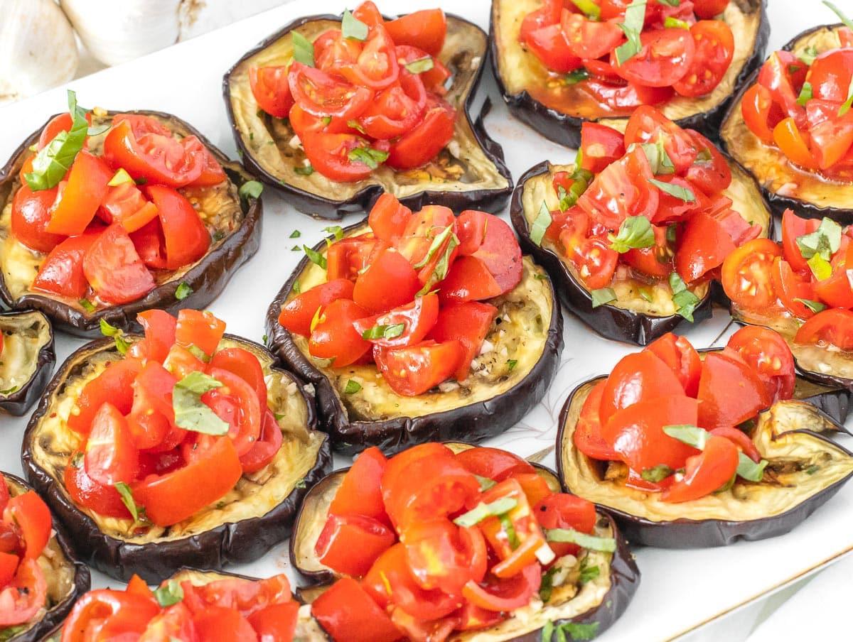 Auberginen-Pizza mit frischen Tomaten